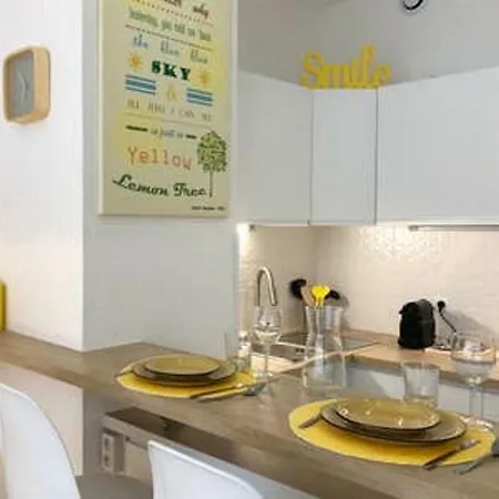 Yellow Lemon Tree - Centre - Parking *